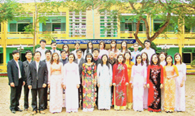 Năm học 2010-2011, trường THPT Lạc Sơn có 62% giáo viên đạt danh hiệu  Lao động giỏi các cấp. Trong ảnh:?Tập thể cán bộ, giáo viên trường THPT Lạc Sơn.